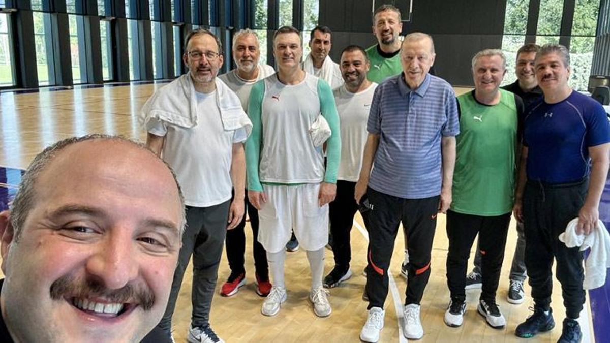 Cumhurbaşkanı Erdoğan ile basket maçı sonrası özçekim! Milletvekili Varank paylaştı