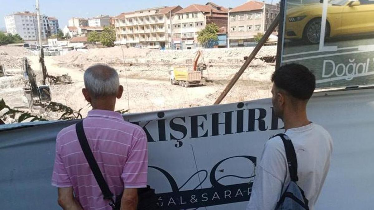 Eşkişehir'de vatandaşlar eski otogardaki iş makinelerini ilgiyle seyrediyor