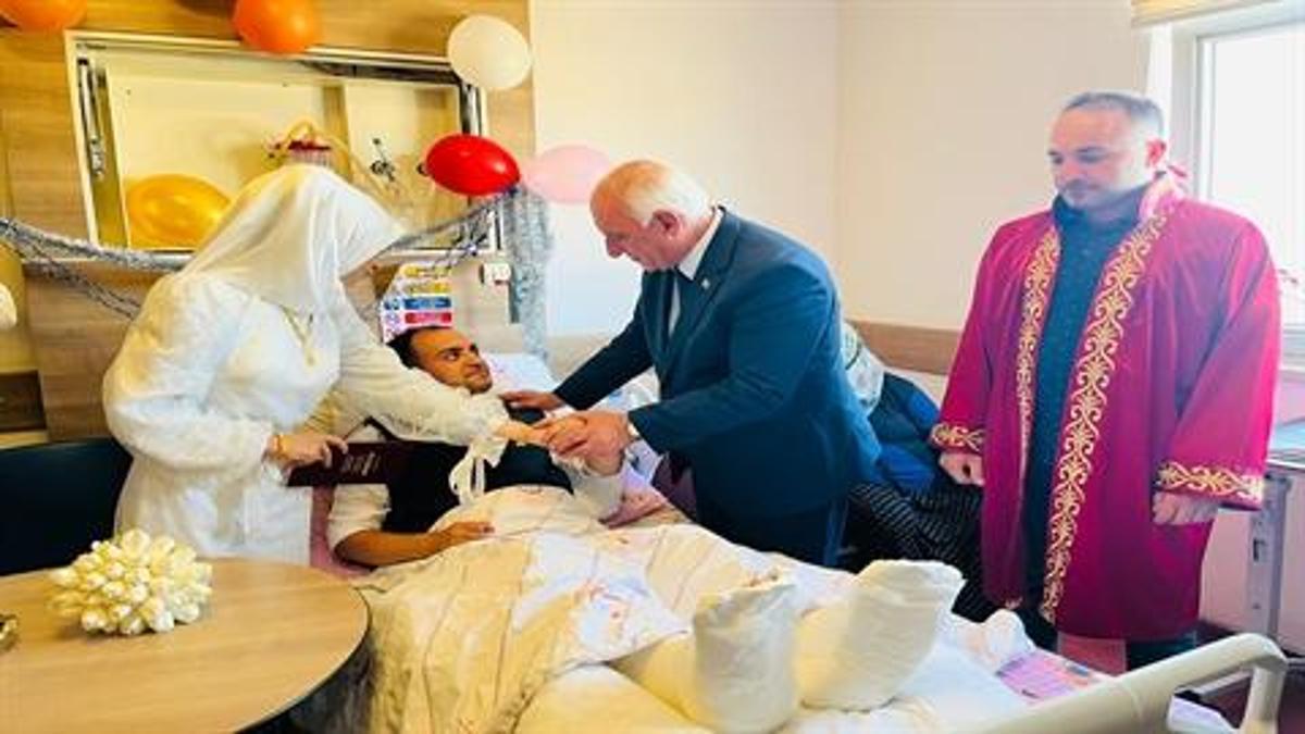 Düğün alış verişinde ayakları kırılınca nikahı hastane odasına kıydılar