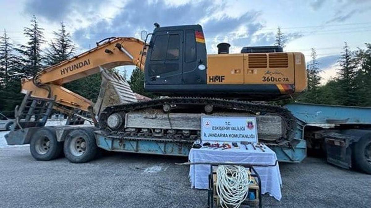Tarihi eser bulmak için iş makinesiyle kazı yapanlara suçüstü