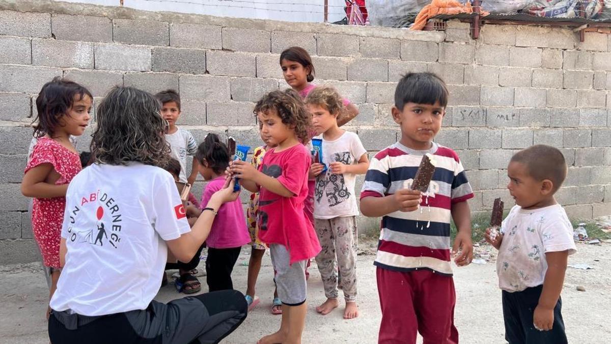 Adana'da sıcaktan bunalan çocuklara dondurma ikramı