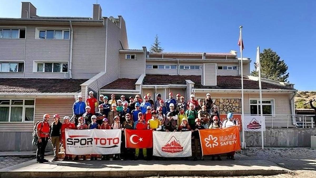 Demirkazık'da tek ip boylu kaya tırmanış eğitim kampı devam ediyor
