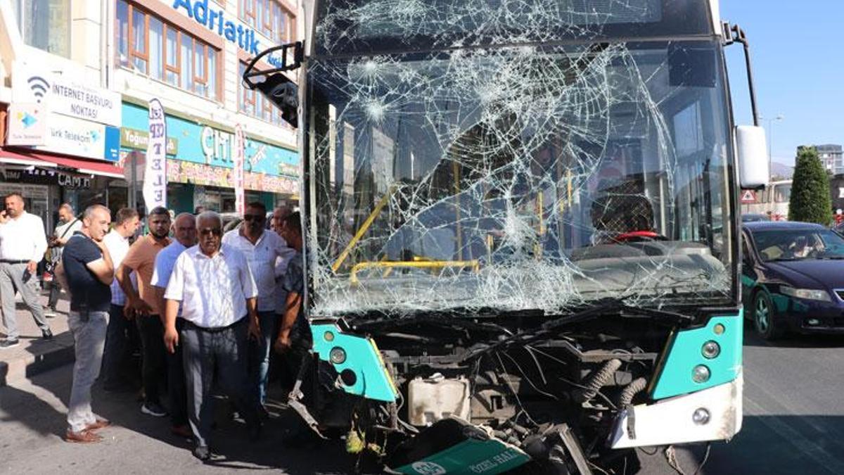 Kayseri'de halk otobüsü dehşeti! Kaldırımdaki yayalara çarptı: 4 yaralı