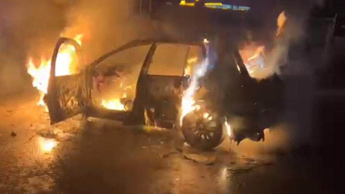 Adana Kozan'da park halindeki otomobil alev alev yandı