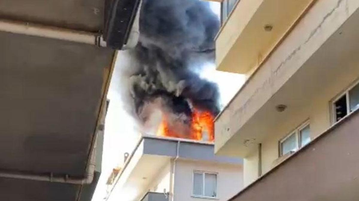 Maltepe'de korku dolu anlar! 4 katlı binanın çatısı alev alev yandı