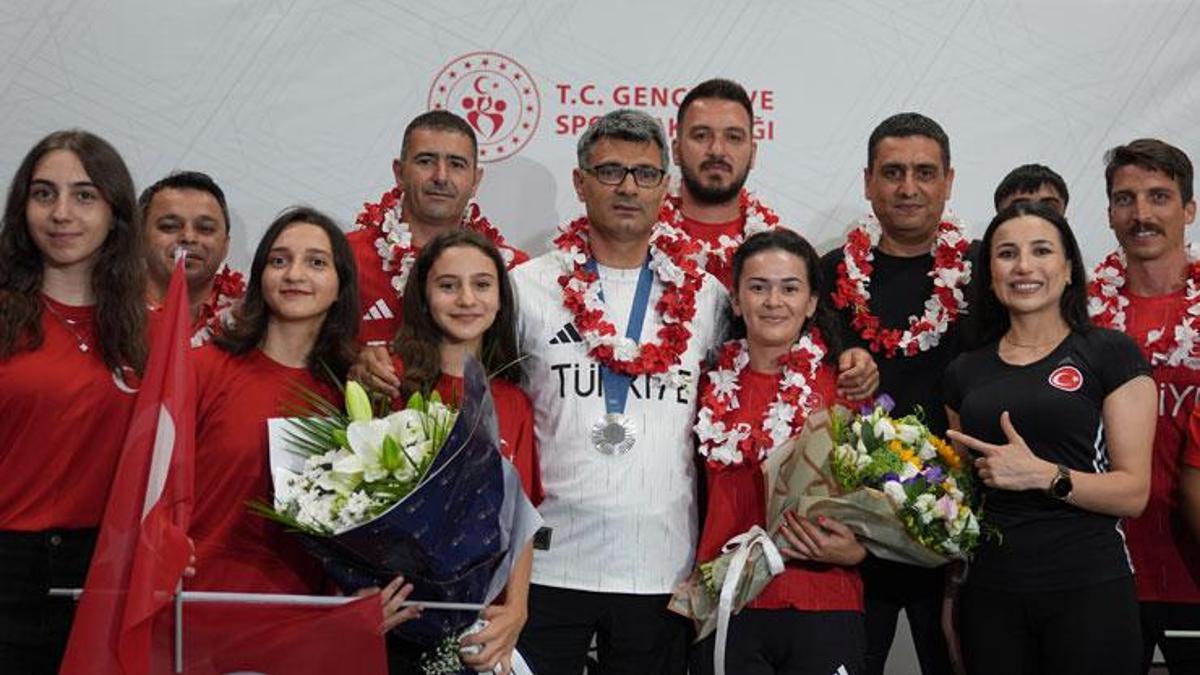 Paris 2024 Olimpiyat Oyunları'nda gümüş madalya kazanan Yusuf Dikeç için karşılama töreni düzenlendi
