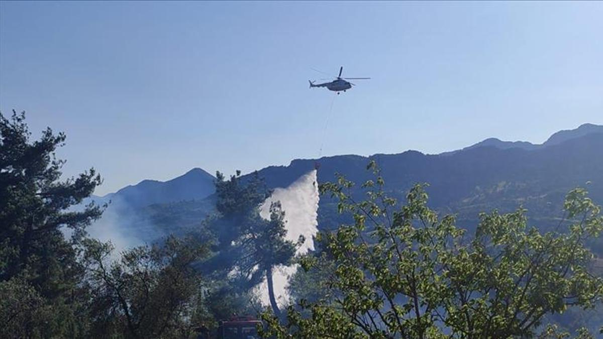 Adana'da orman yangınına müdahale eden helikopter düştü
