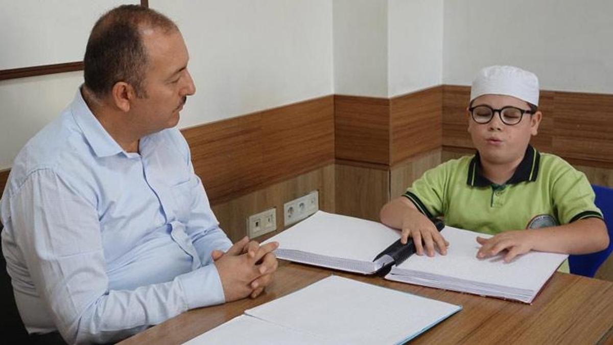 Gaziantep'te görme engelli öğrenciler Kur'an-ı Kerim'i parmaklarıyla ezberliyorlar
