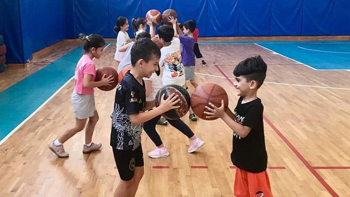 Adana Ceyhan Belediyesi, geleceğin basketbolcularını yetiştiriyor