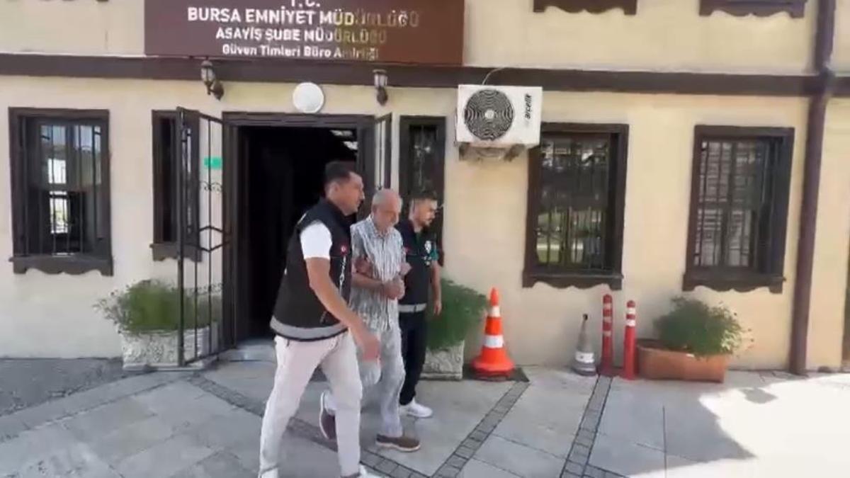 Bursa'da seyyar satıcı kavgası: 2 numara büyük giydiği ayakkabı hayatını kurtardı!