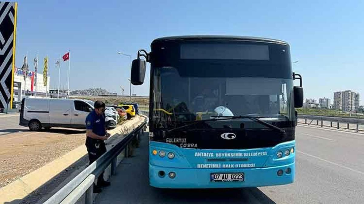 Antalya'da ilginç olay: Halk otobüsünde şoförle tartışan yolcu anahtarı alıp kaçtı