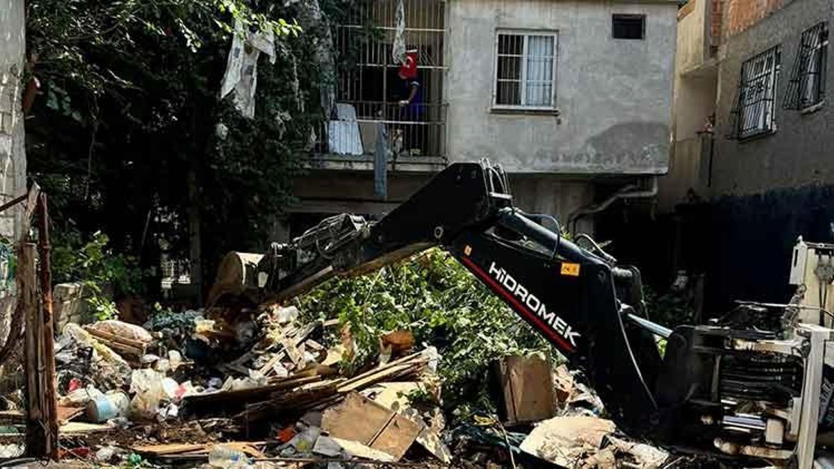 Adana'da bir evden 15 kamyon çöp çıktı