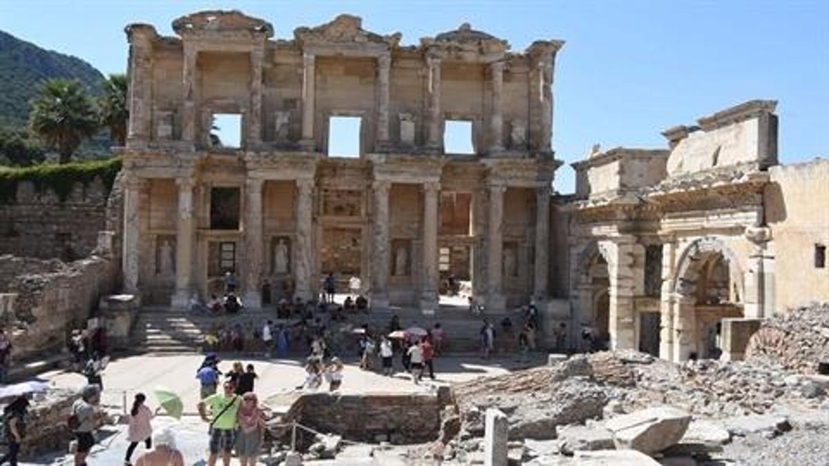 Efes Antik Kenti'nde ziyaretçi akını: 'Gece ziyaretçileri' rekor kırdı
