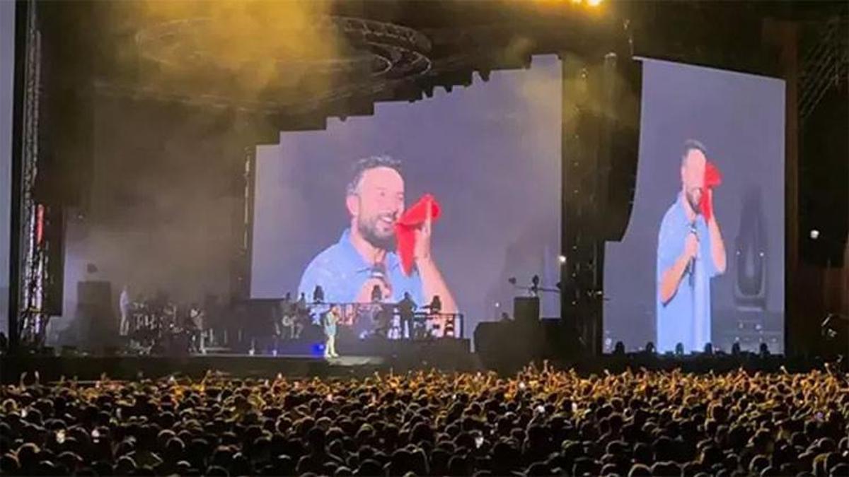 Tarkan konserde terini sildiği havluyu hayranlarına fırlattı!