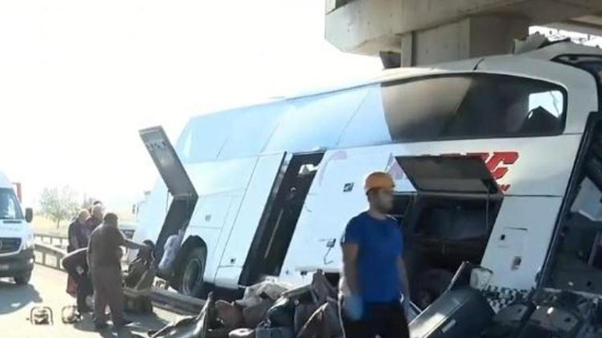 Ankara'da yolcu otobüsü üst geçide çarptı: 9 can kaybı, 26 yaralı