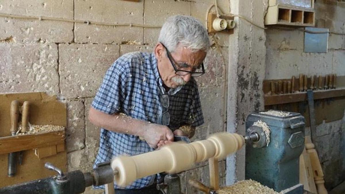 Gaziantep'te ahşaba şekil vererek 58 yıldır mesleğini yaşatmaya çalışıyor