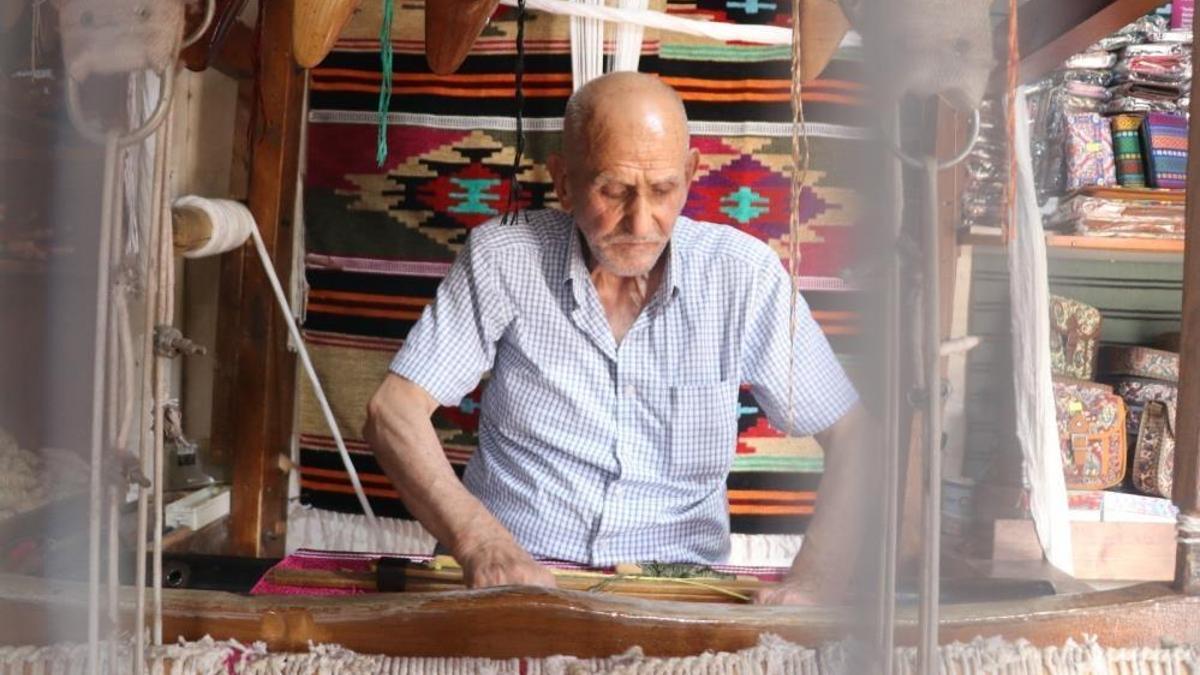 3 metrekarelik dükkanında mesleğini yaşatma mücadelesi veriyor! Yıllardır geleneksel yöntemlerle dokunan kilimler kültürü yansıtıyor