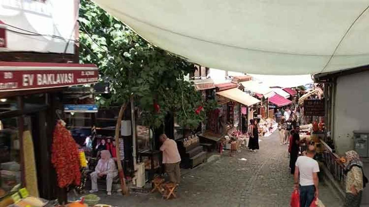 Ankara'da sokağa vantilatör döşendi, perde çekildi! Alışveriş yapmaya gelenler sıcağa rağmen ferah zaman geçiriyor