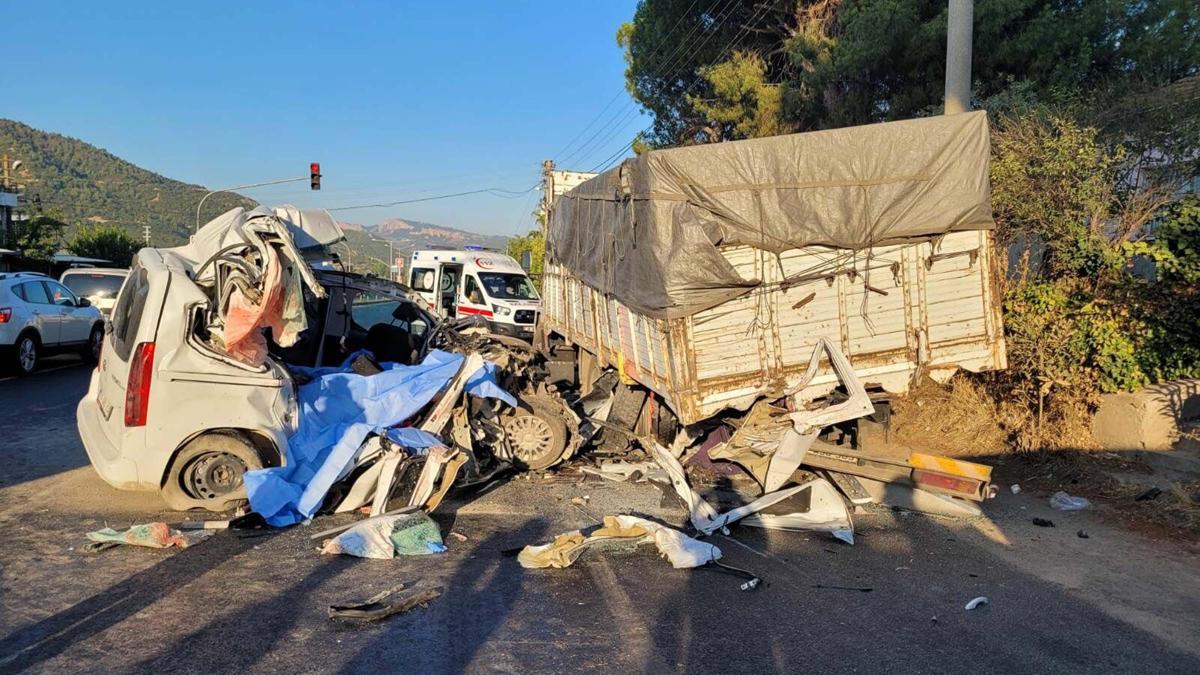 Manisa'da hafif ticari araç, kamyona çarptı: 4 ölü, 3 ağır yaralı