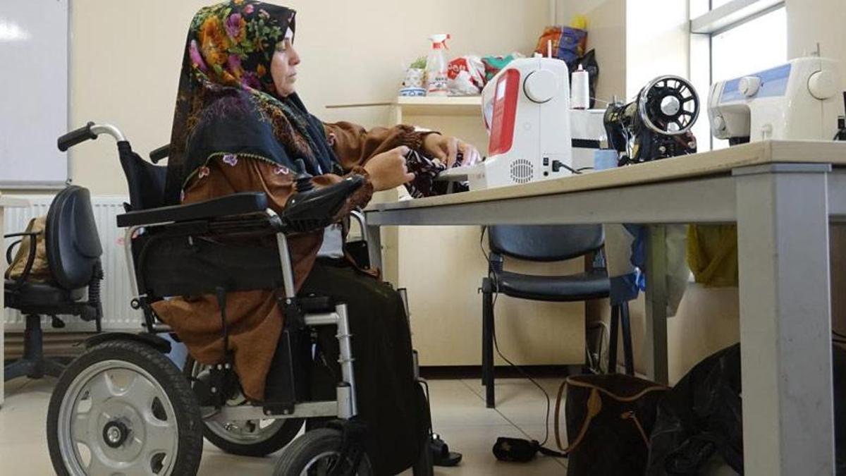 Gaziantep'te yaşadığı zorlukları ve engelini giyim kursu sayesinde aşıyor