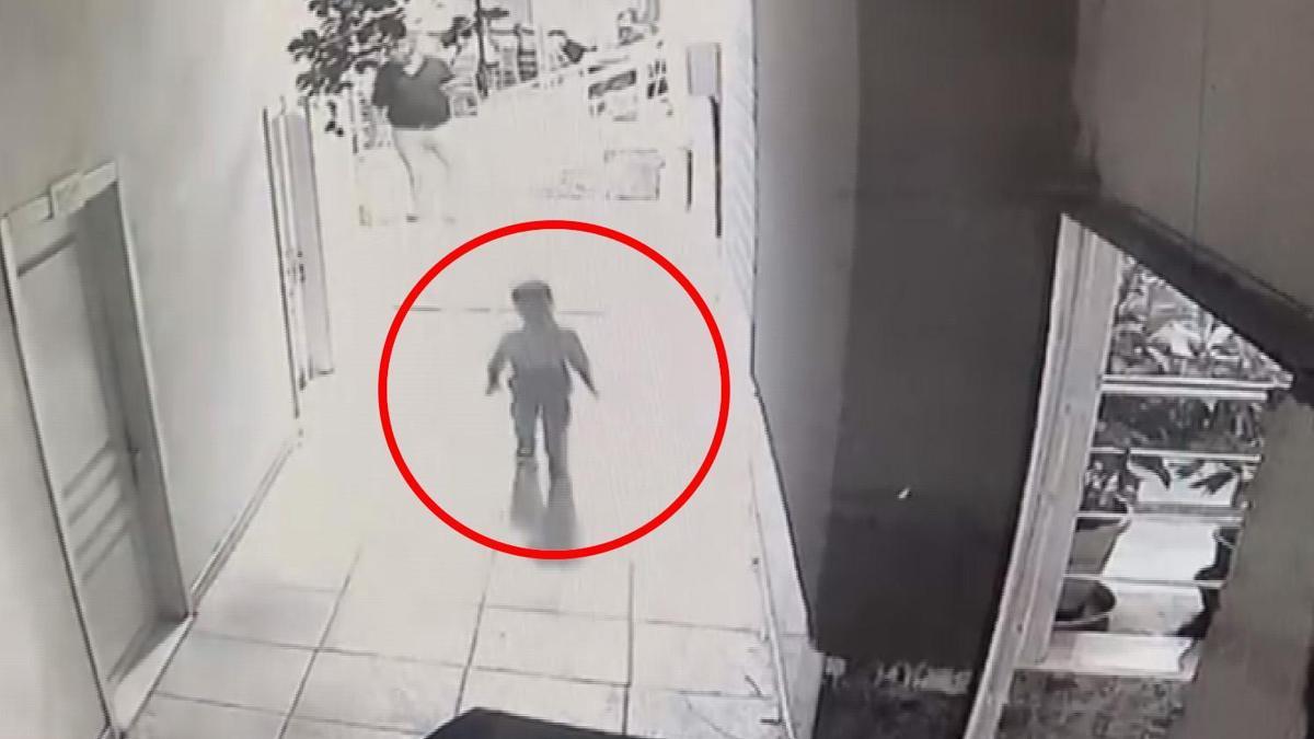 Kaybolan çocuğunu bulunca havaya kaldırıp, yere fırlattı; o anlar kamerada