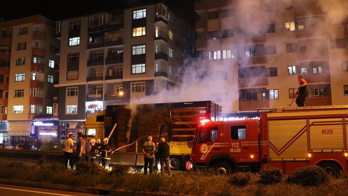 Rize'de karton yüklü TIR'ın dorsesi yandı, Sahil Yolu'nda kilometrelerce araç kuyruğu oluştu