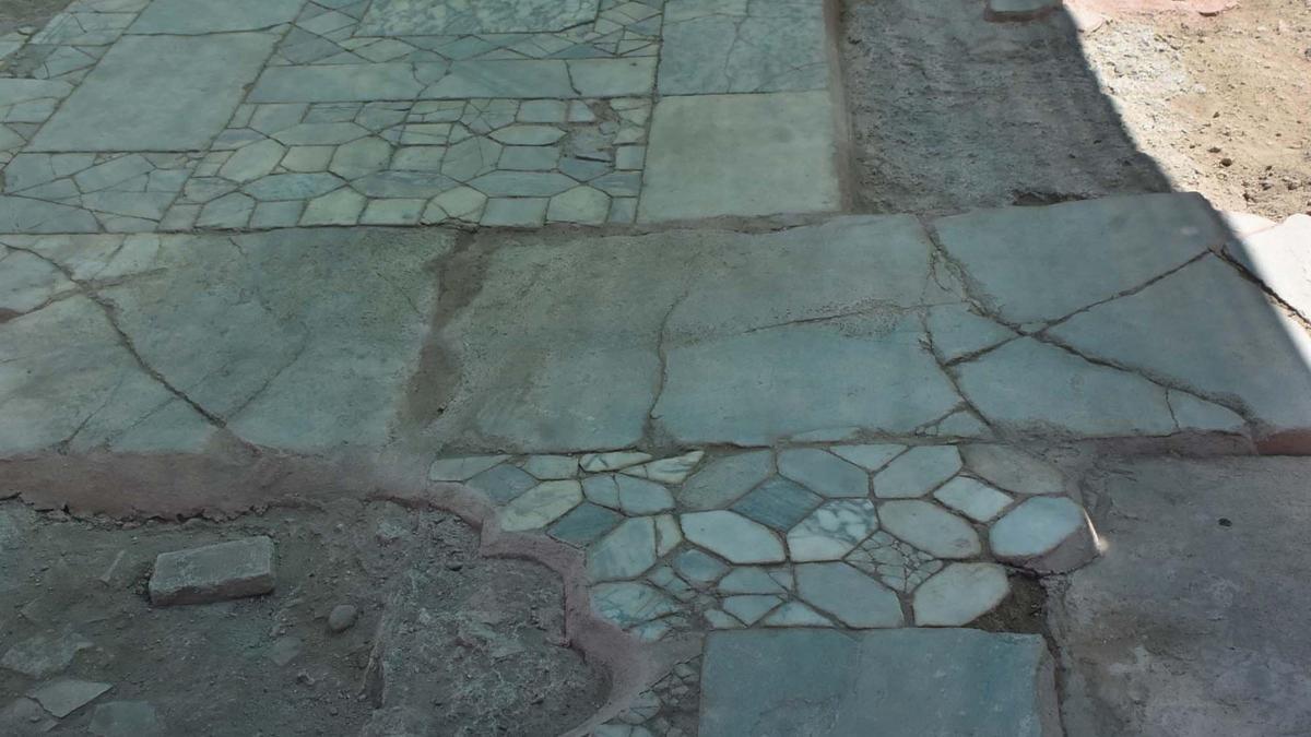Ayasuluk Tepesi kazılarında St. Jean Kilisesi'nin güney haç kolunda zemin döşemeleri bulundu