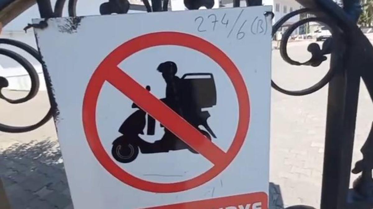 Sipariş götürdüğü sitenin, 'Motorlu kurye giremez' uyarısına 'motosiklet' tepkisi!