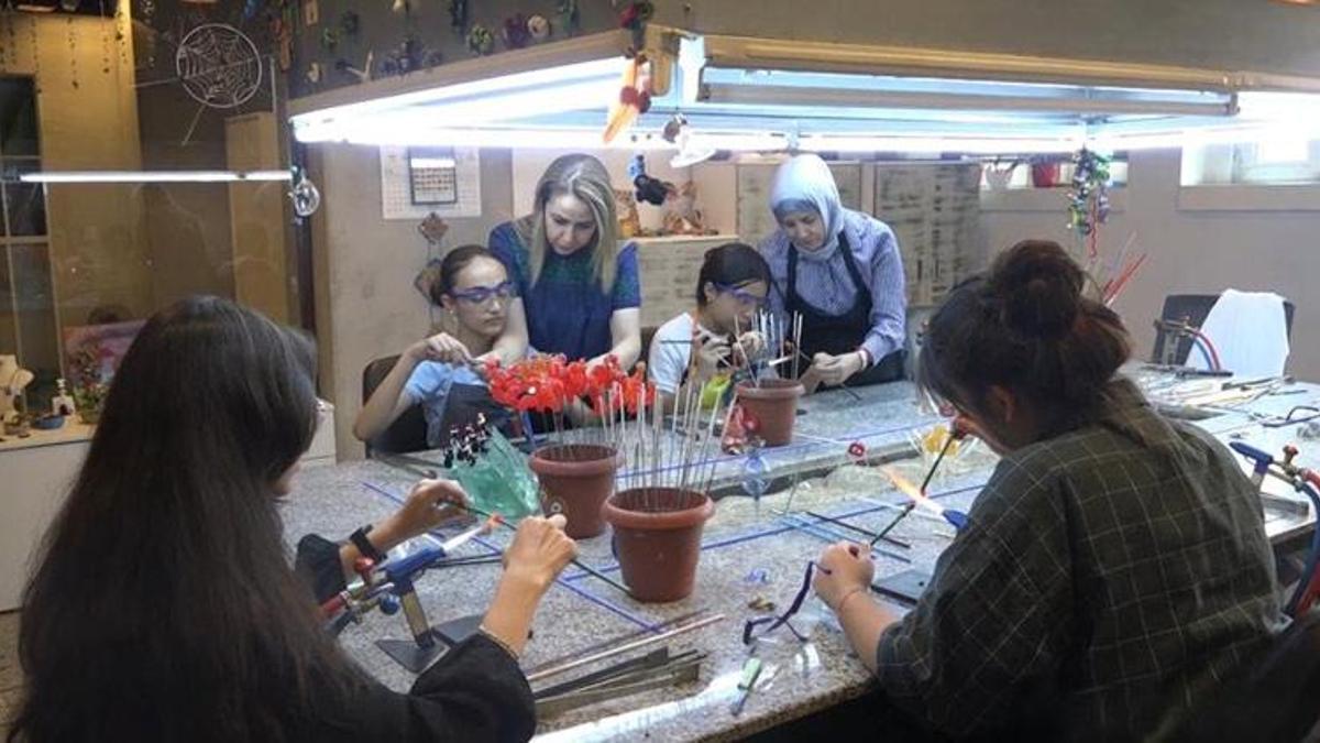 Gaziantep'te atık cam şişeler, genç yeteneklerin ellerinde sanat eserine dönüşüyor