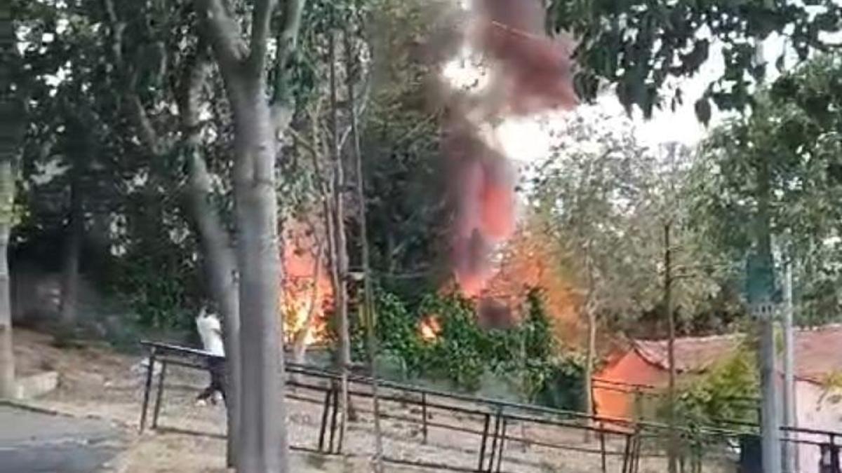 İstanbul- Eyüpsultan'da alevlerin arasında kalan köpeğini kurtardı