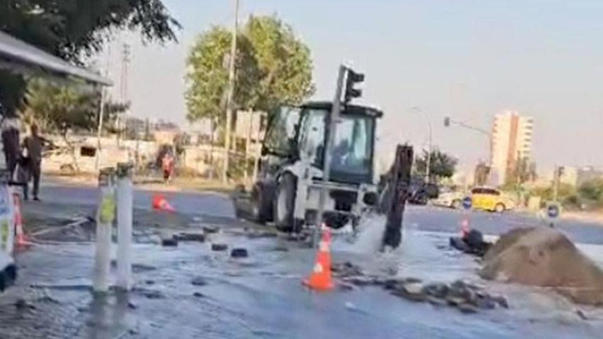 Adana'da su borusu patladı: Yollar göle döndü
