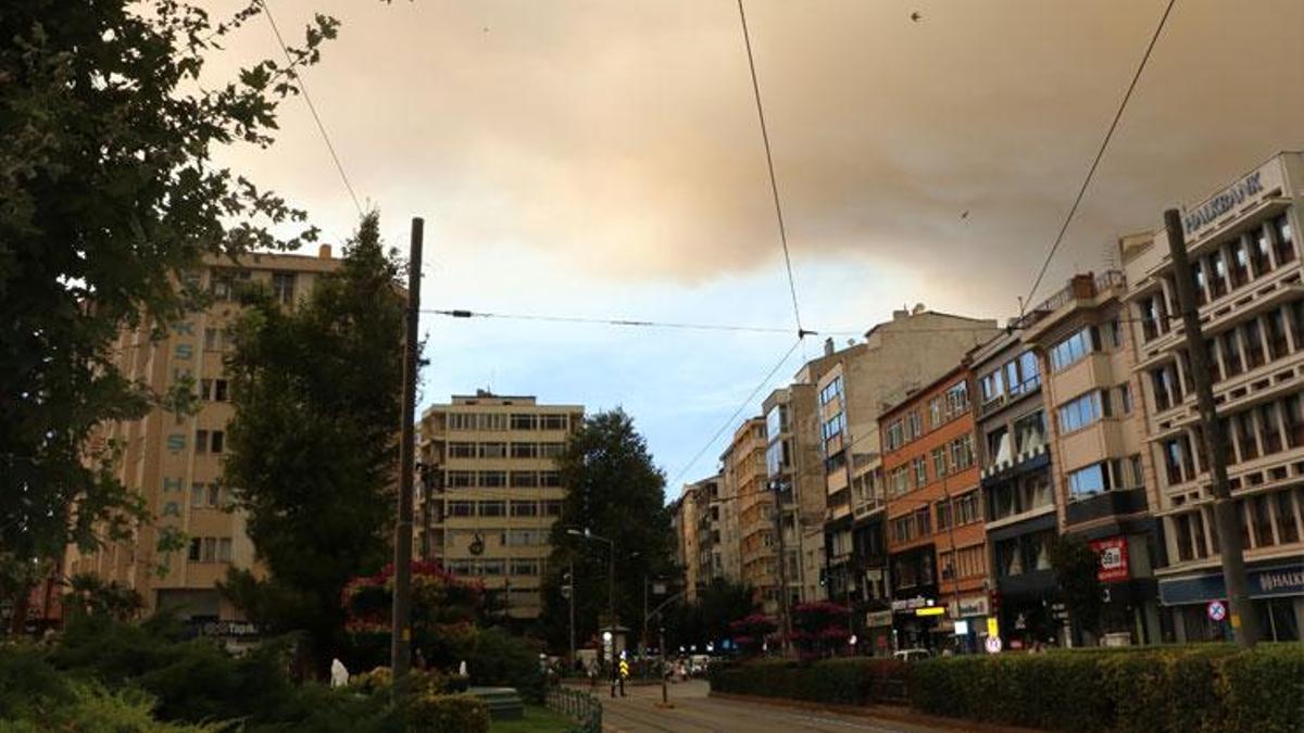 Eskişehir'de gökyüzünü dumanlar kapladı; güneş kızıla döndü