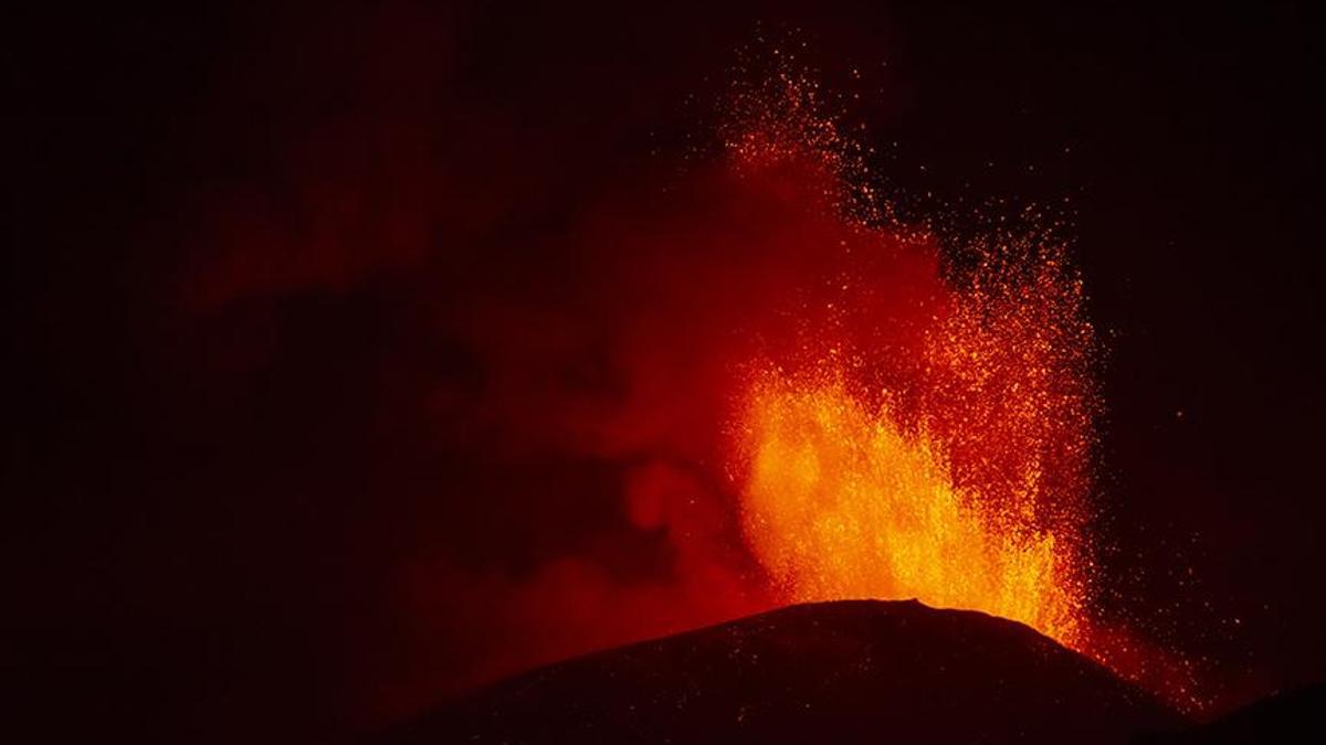 Etna Yanardağı'nda büyük patlama! Görüntüler korkuttu