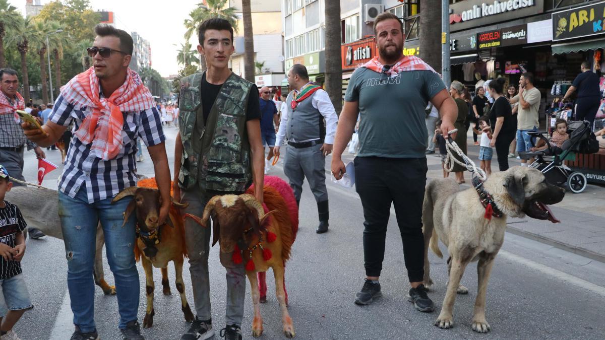 Denizli'de 8 asırdır süren 'Sudan Koyun Atlatma Yarışması ve Çoban Bayramı' öncesi kortej yürüyüşü
