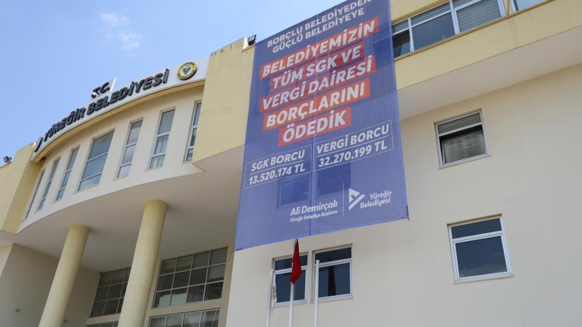 SGK’ya borçlarını ödediklerini dev pankartla duyurdular! Adana'nın örnek belediyesi