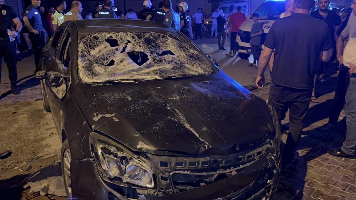 Direksiyon hakimiyetini kaybedip, evin önünde oturan aileye çarptı: Mahalleli otomobili parçaladı