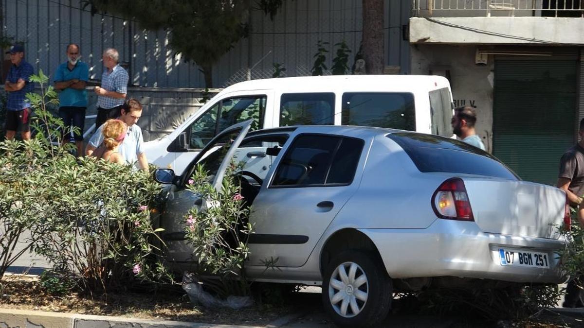 Antalya'da ortalık savaş alanına döndü: 7 araç birbirine girdi, 6 kişi yaralandı