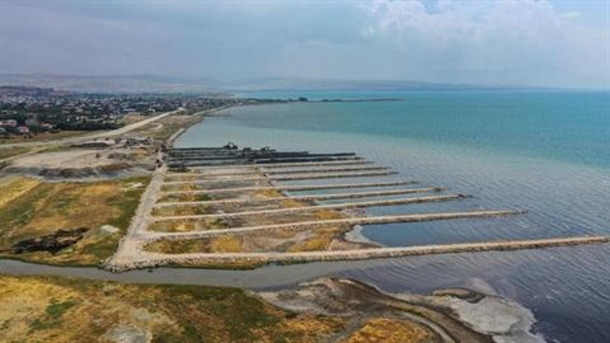 Van Gölü'nde temizlik çalışmaları devam ediyor: 1 milyon 950 metreküp balçık ve dip çamuru çıkarıldı