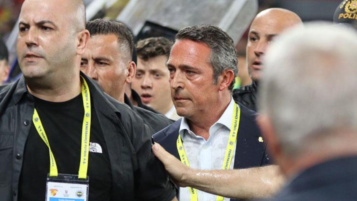 Göztepe-Fenerbahçe maçında Ali Koç'a yabancı madde isabet etti!