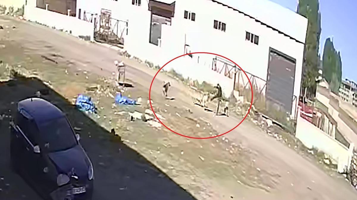 Sokak köpeklerinin saldırısından 'karate hareketleri' ile kurtuldu