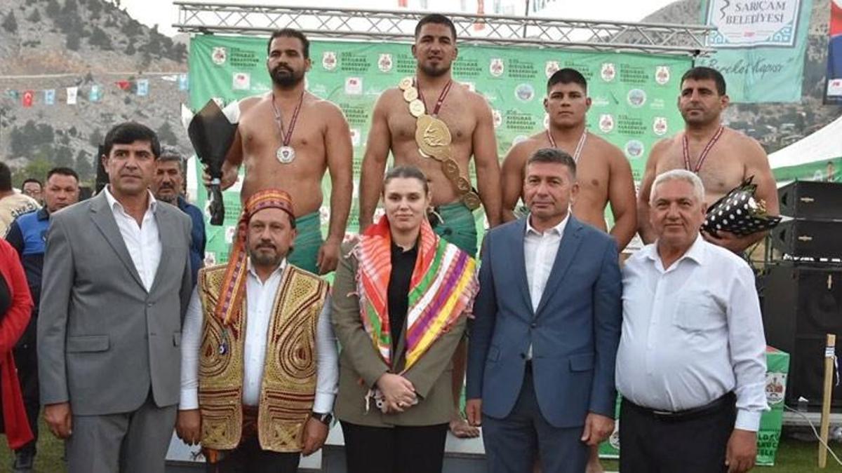 Adana'da düzenlenen Kızıldağ Karakucak Güreşleri'nde Ali Bönceoğlu başpehlivan oldu