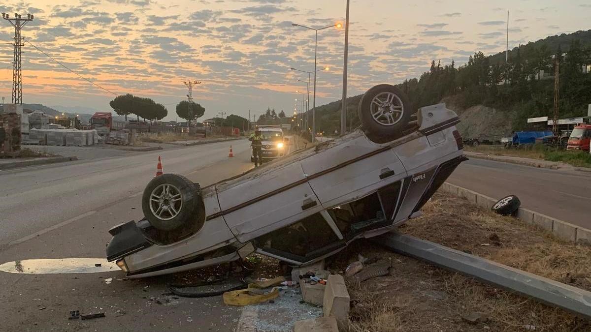 Otomobil direğe çarpıp, takla attı: 1’i çocuk, 4 yaralı
