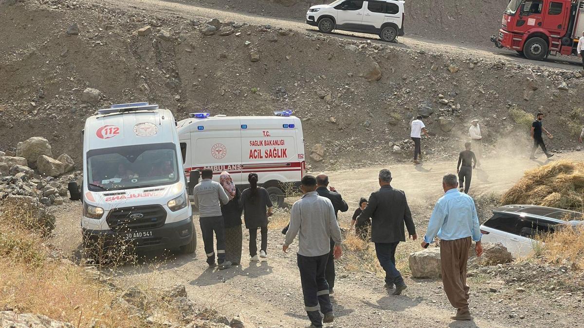 Güvenlik korucularını taşıyan kamyonet şarampole devrildi; 2'si ağır, 6 yaralı