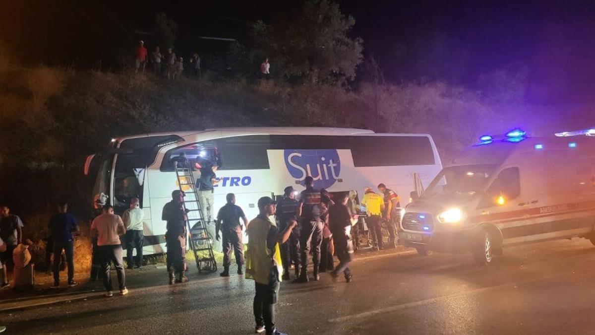 Yolcu otobüsü yayaya çarpıp yoldan çıktı: 1 ölü, 7 yaralı