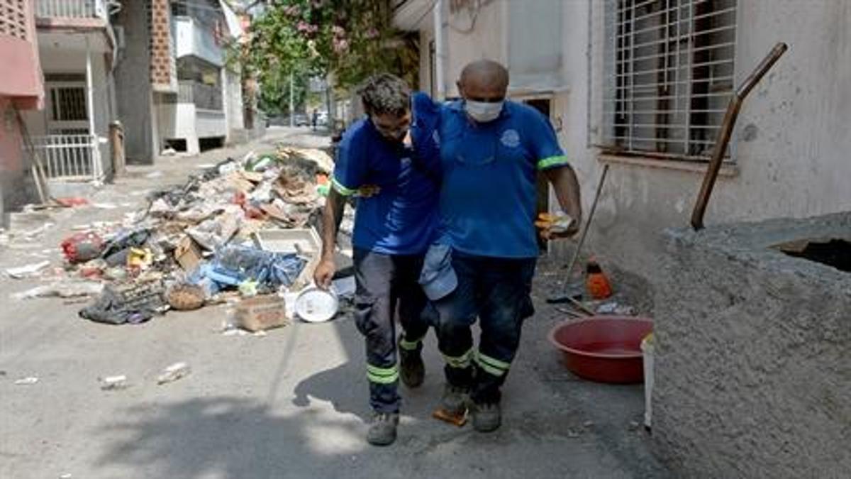 Çöp evi temizlemeye giren temizlik işçisi fenalaştı! 8 kamyonet çöp çıkarıldı