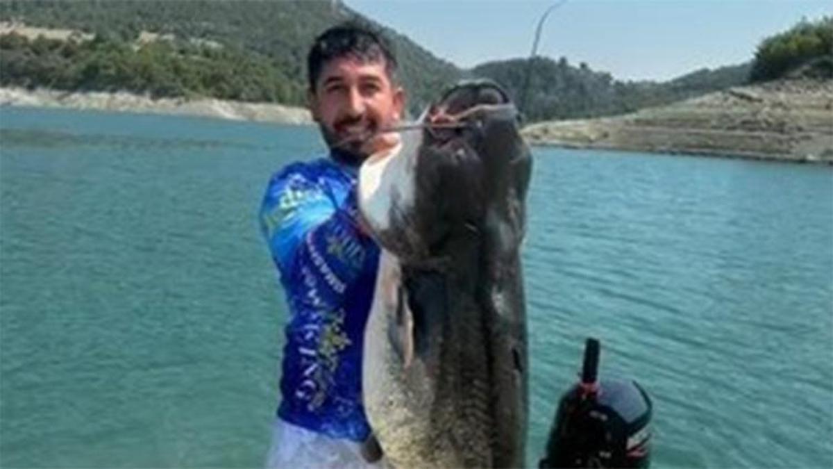 Adana'da gölde oltayla 45 kiloluk yayın balığı yakaladı