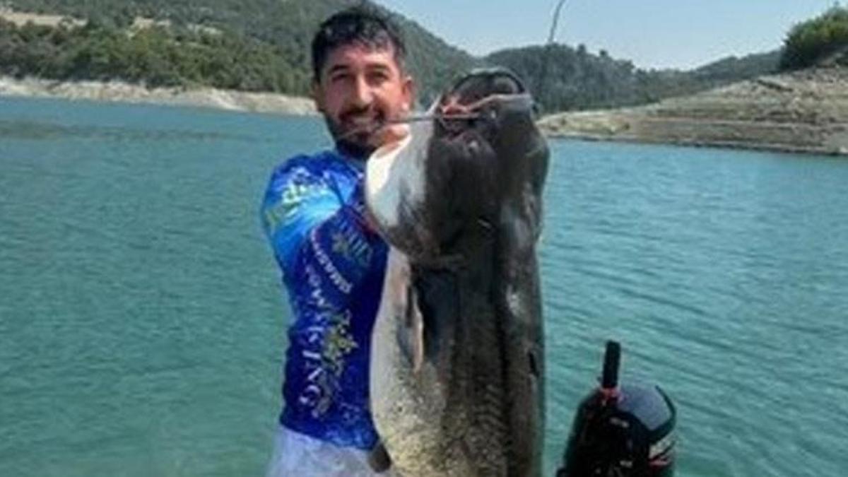 Adana'da oltayla 45 kiloluk yayın balığı yakaladı