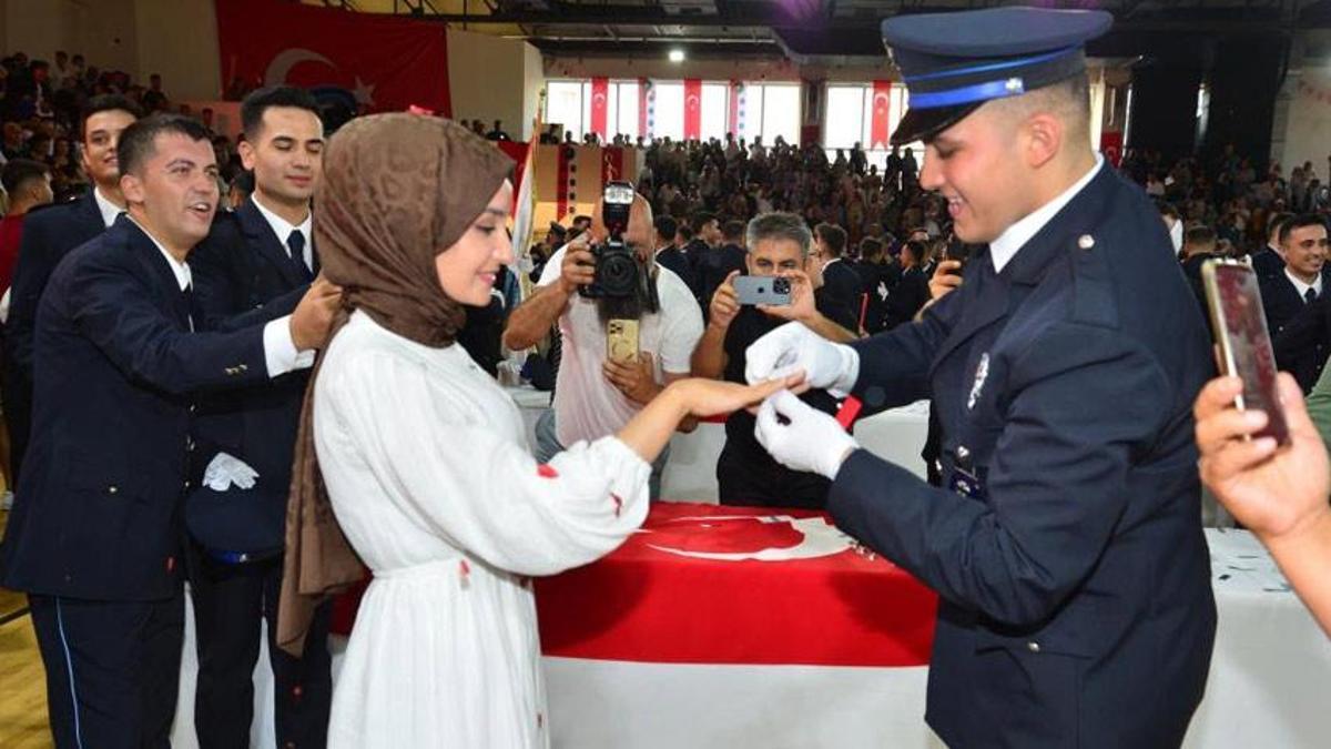 Adana'da mezun olan polis tören sonrası sevgilisine evlenme teklifi etti