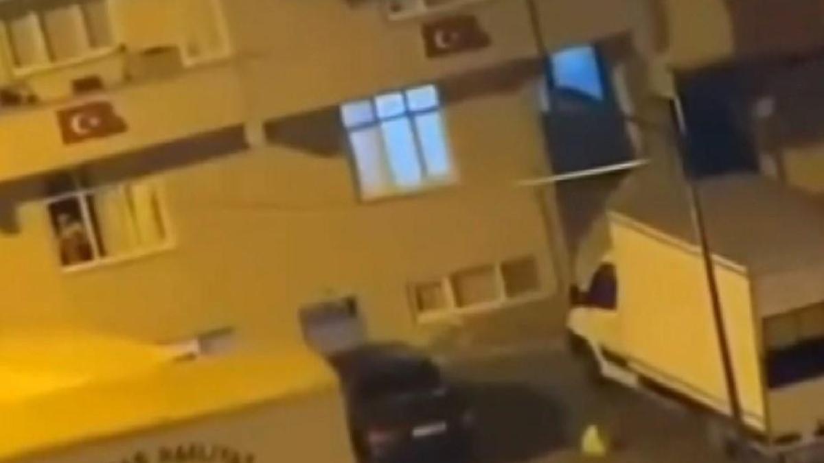 İstanbul - Esenler'de evini taşlayanlara ateş açtı