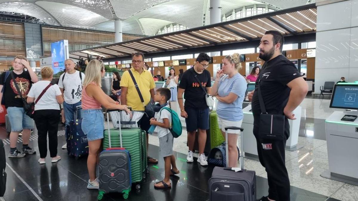 Seferleri iptal edilen Karadağ yolcuları iki gündür İstanbul Havalimanı'nda bekliyor: Yolcular protesto ediyor
